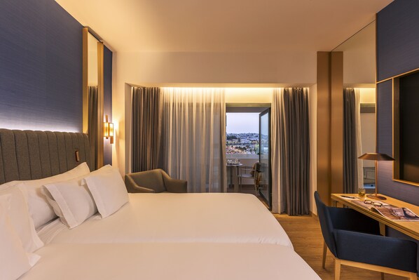 Hochwertige Bettwaren, Minibar, Zimmersafe, Schreibtisch