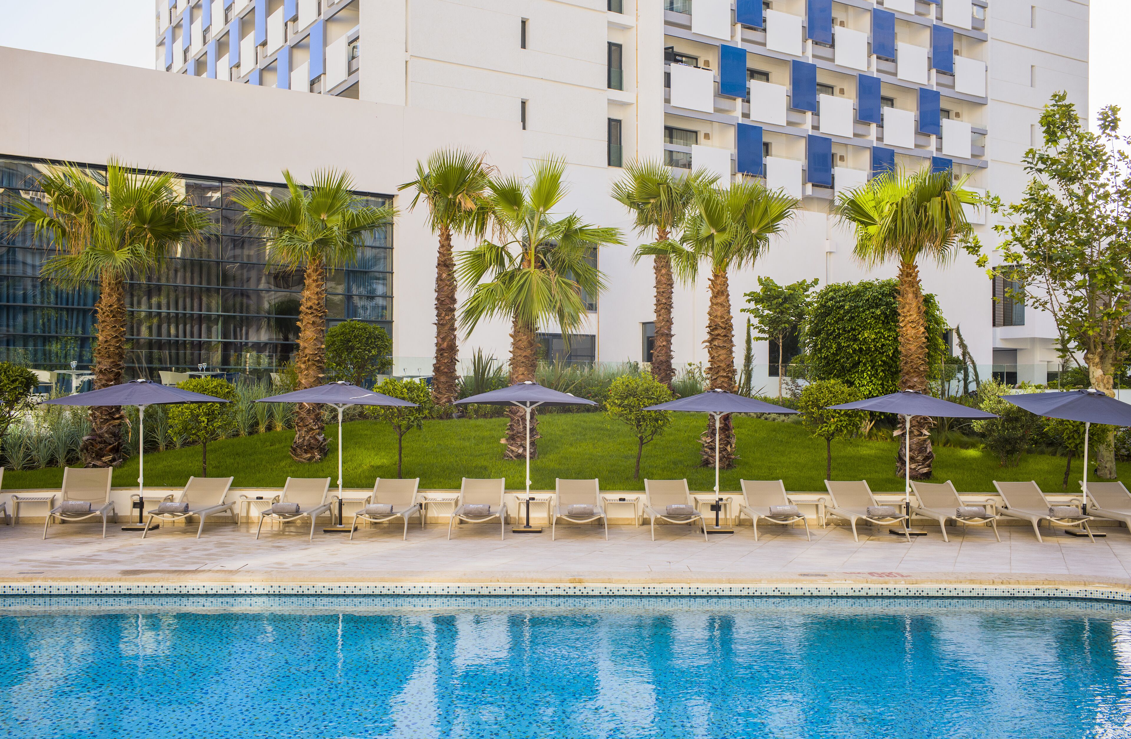 Piscine extérieure, chaises longues
