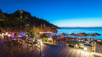3 restaurantes, se sirven desayunos, comidas y cocina mediterránea