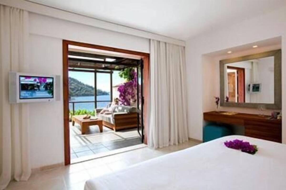 premium bedding, minibar, in-room safe, free wifi