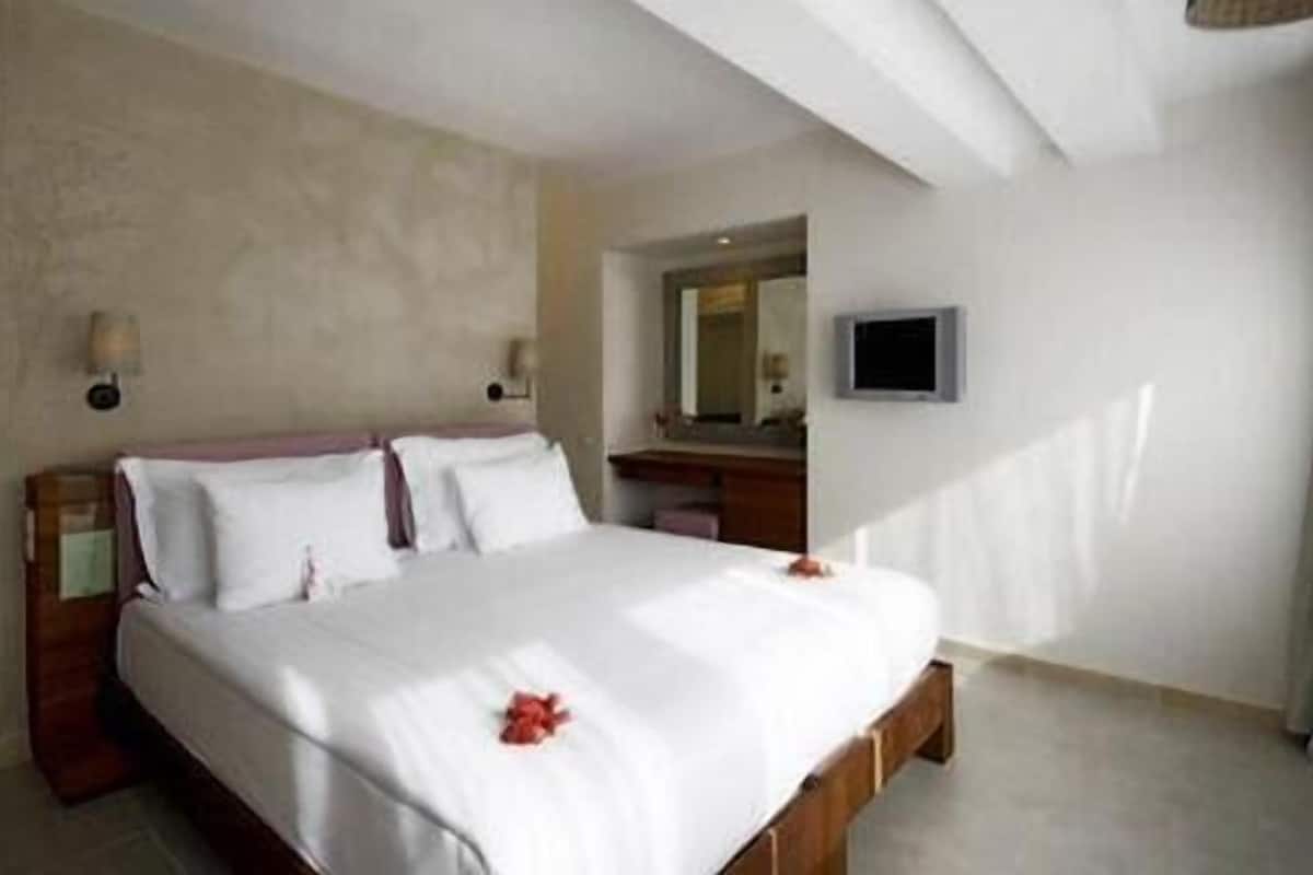 premium bedding, minibar, in-room safe, free wifi