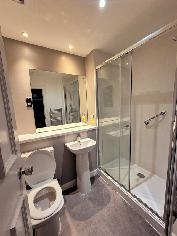 Free toiletries, hair dryer, towels, soap - Eden Arms Hotel, Durham (Ferryhill)