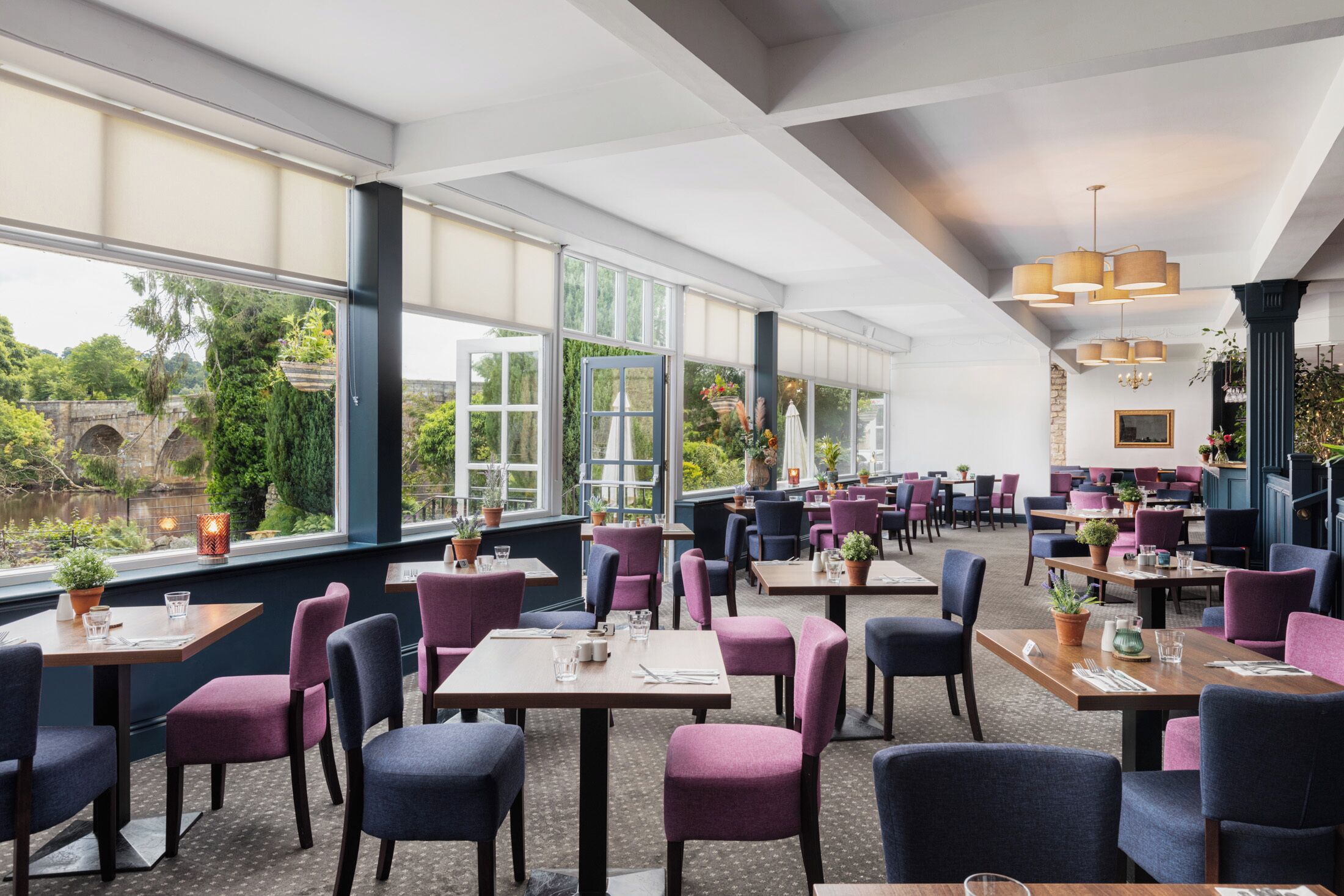 朝食、ディナーに営業