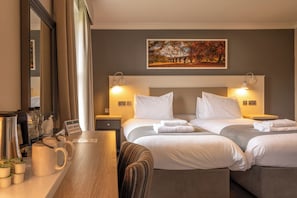 Habitación superior con 2 camas individuales, vista al río | Escritorio, tabla de planchar con plancha, wifi gratis y ropa de cama