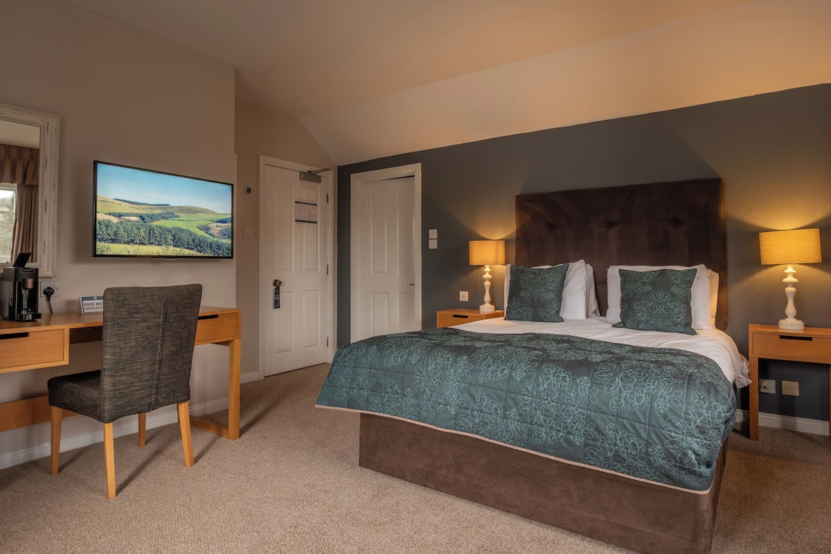 Deluxe Double Room | Desk, iron/ironing board, free WiFi, bed sheets