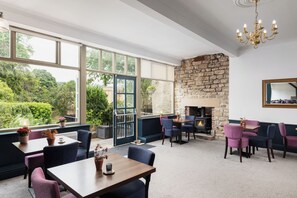 Bar (on property) - The George Hotel (Hexham)