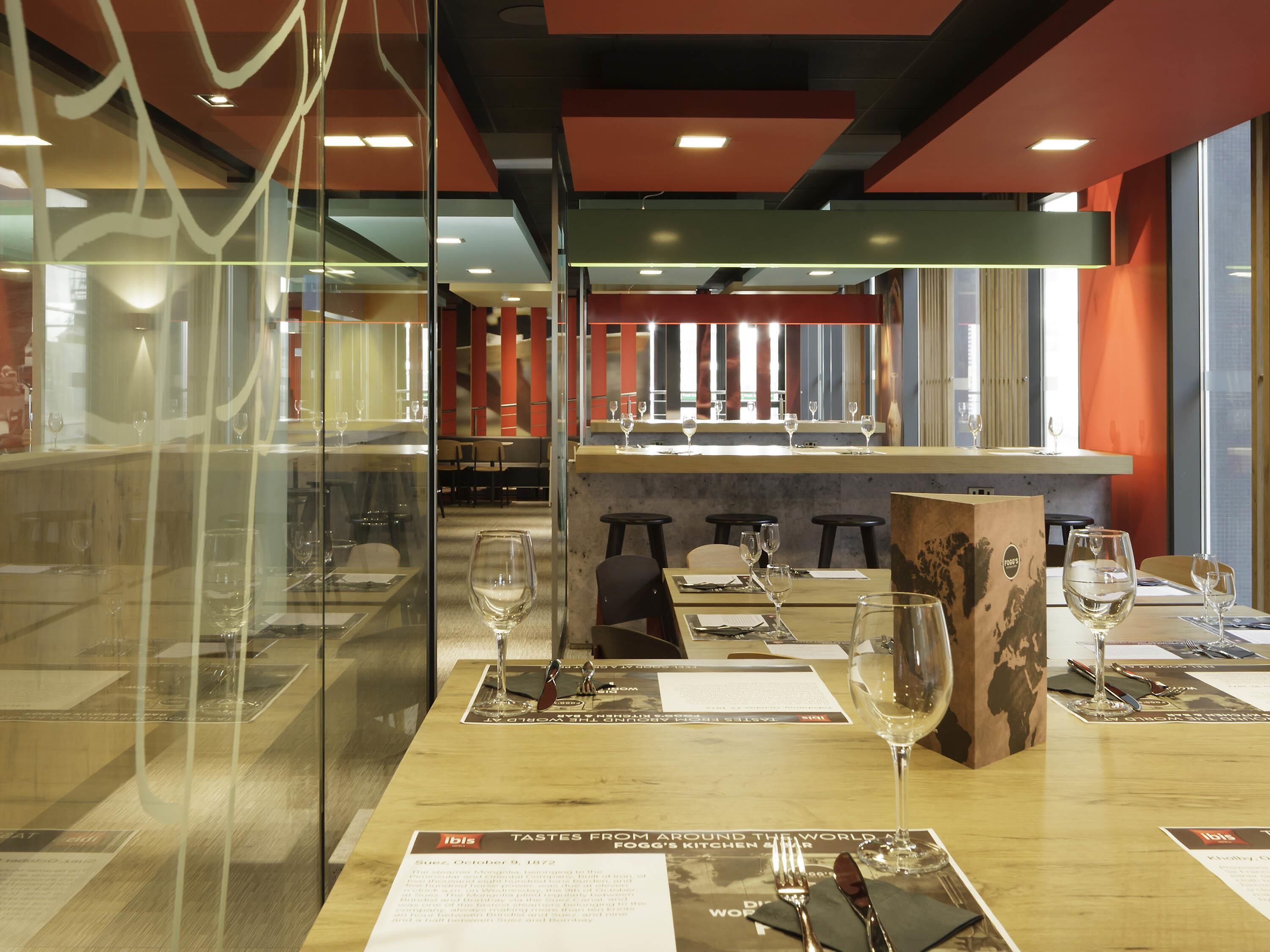 客房內保險箱、書桌、筆電工作空間、遮光布/窗簾