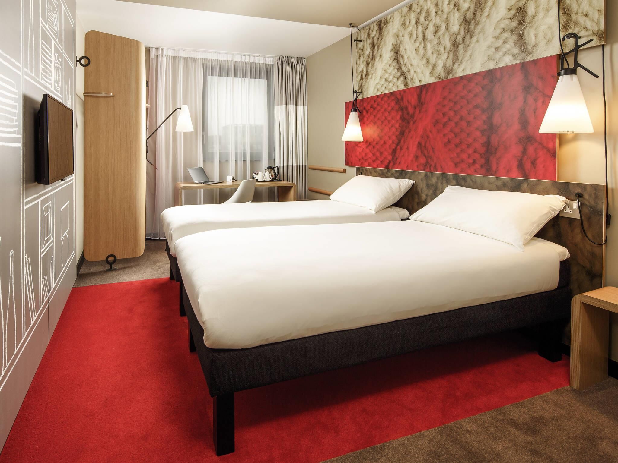 Twin Room, 2 Katil Bujang (Single) | Peti besi dalam bilik, meja, ruang kerja komputer riba 