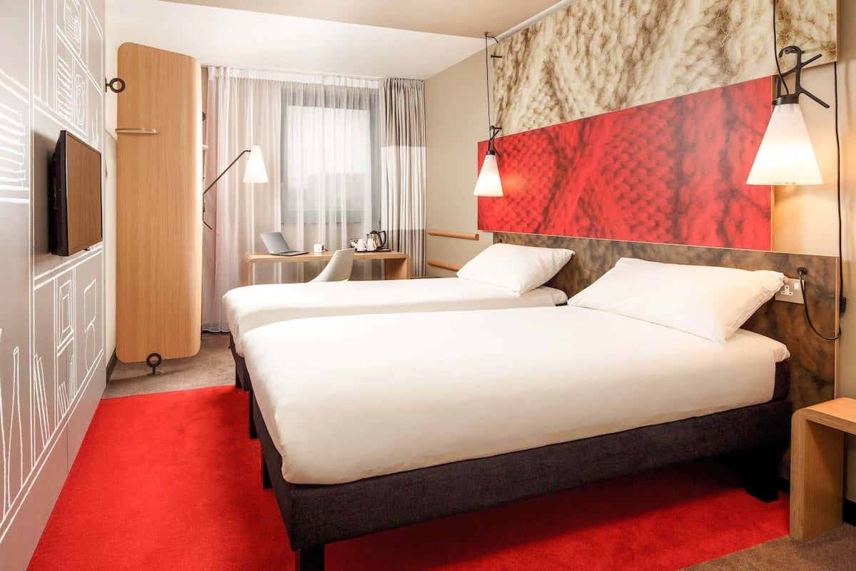 Habitación con 2 camas individuales, 2 camas individuales | Caja de seguridad en la habitación y escritorio