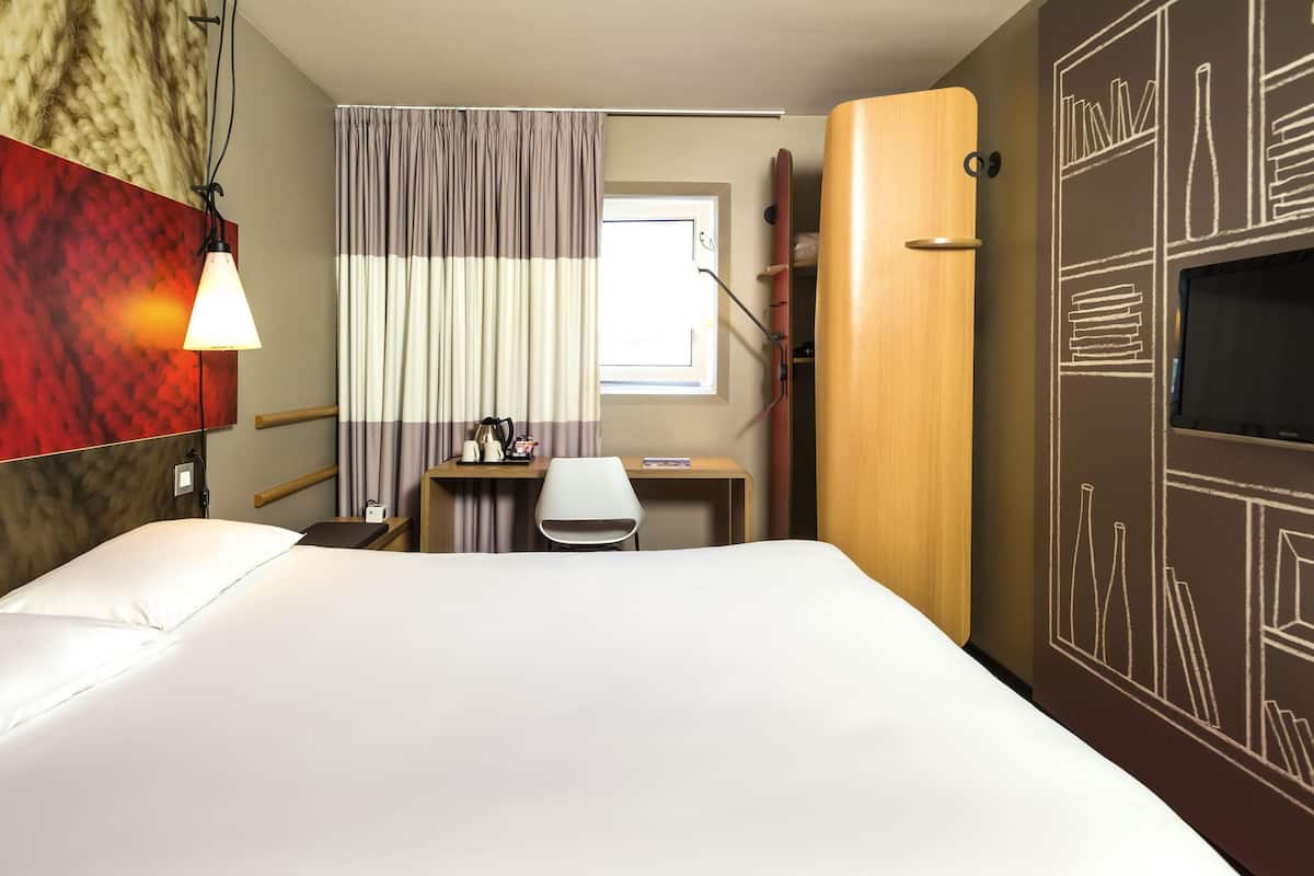 Room, 1 Double Bed, Accessible | In-room safe, desk, laptop workspace, blackout drapes