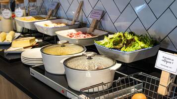 Daily buffet breakfast (GBP 10.45 per person)