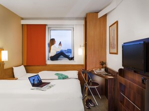 Desk, blackout curtains, iron/ironing board, free WiFi - ibis Praha Mala Strana (Prague)