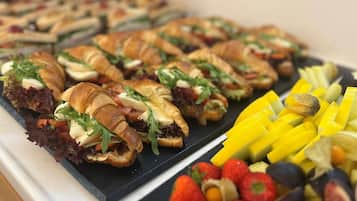 Een buffet met crostini, vers fruit en groenten.