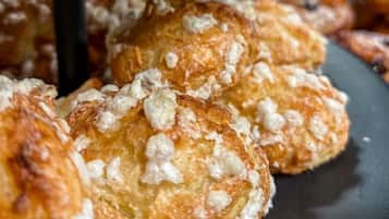 Een close-up van gebak met een goudbruine korst en een witte topping.