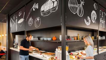 Café da manhã com buffet todos os dias (CZK 300 por pessoa)