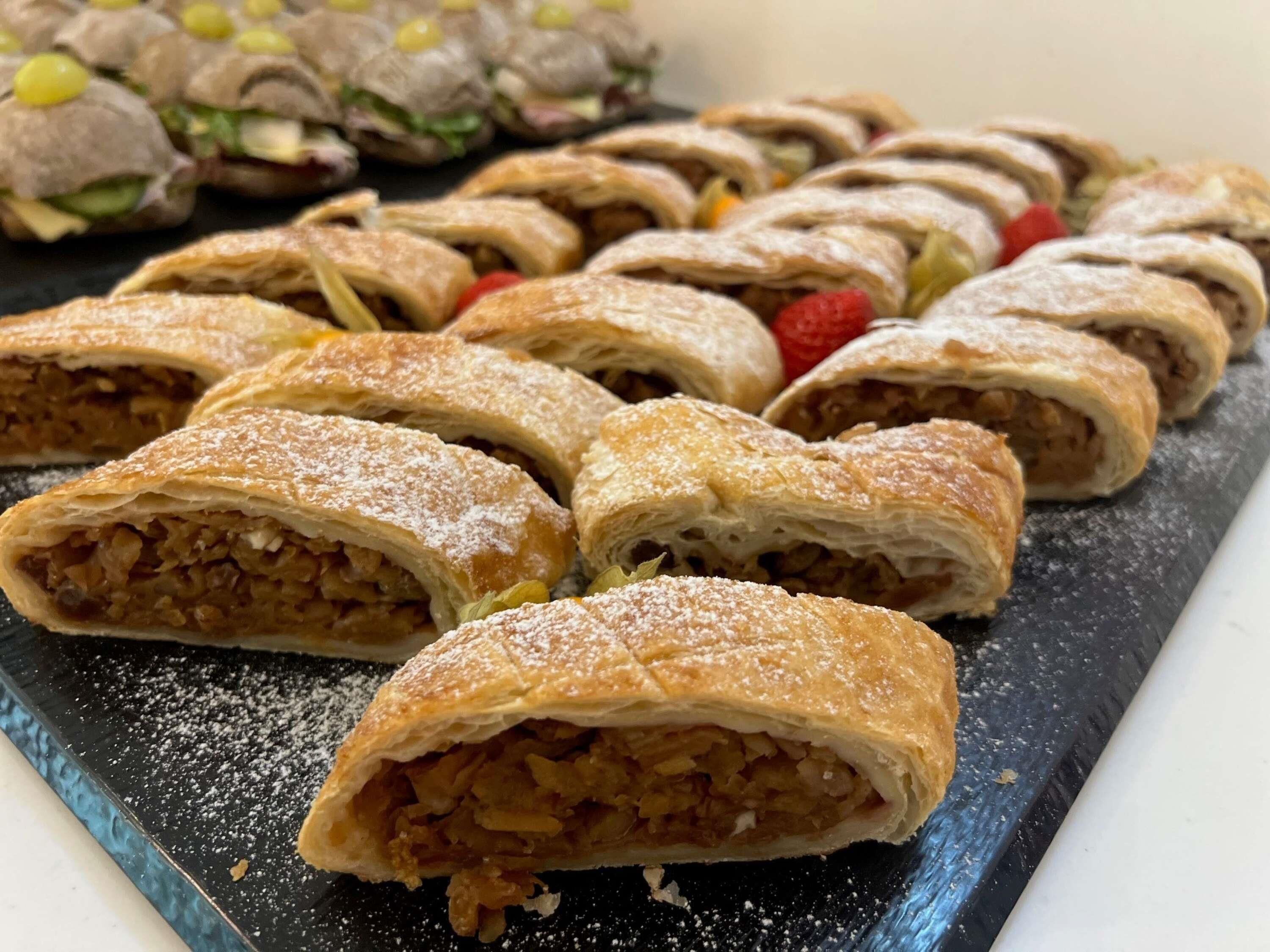 Une variété de pâtisseries présentées sur une planche de service en ardoise.