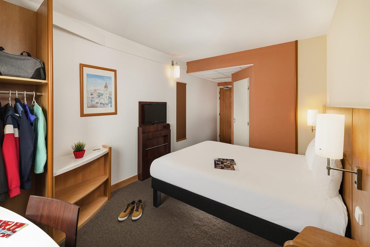 Room, 1 Double Bed | Desk, blackout drapes, iron/ironing board, free WiFi