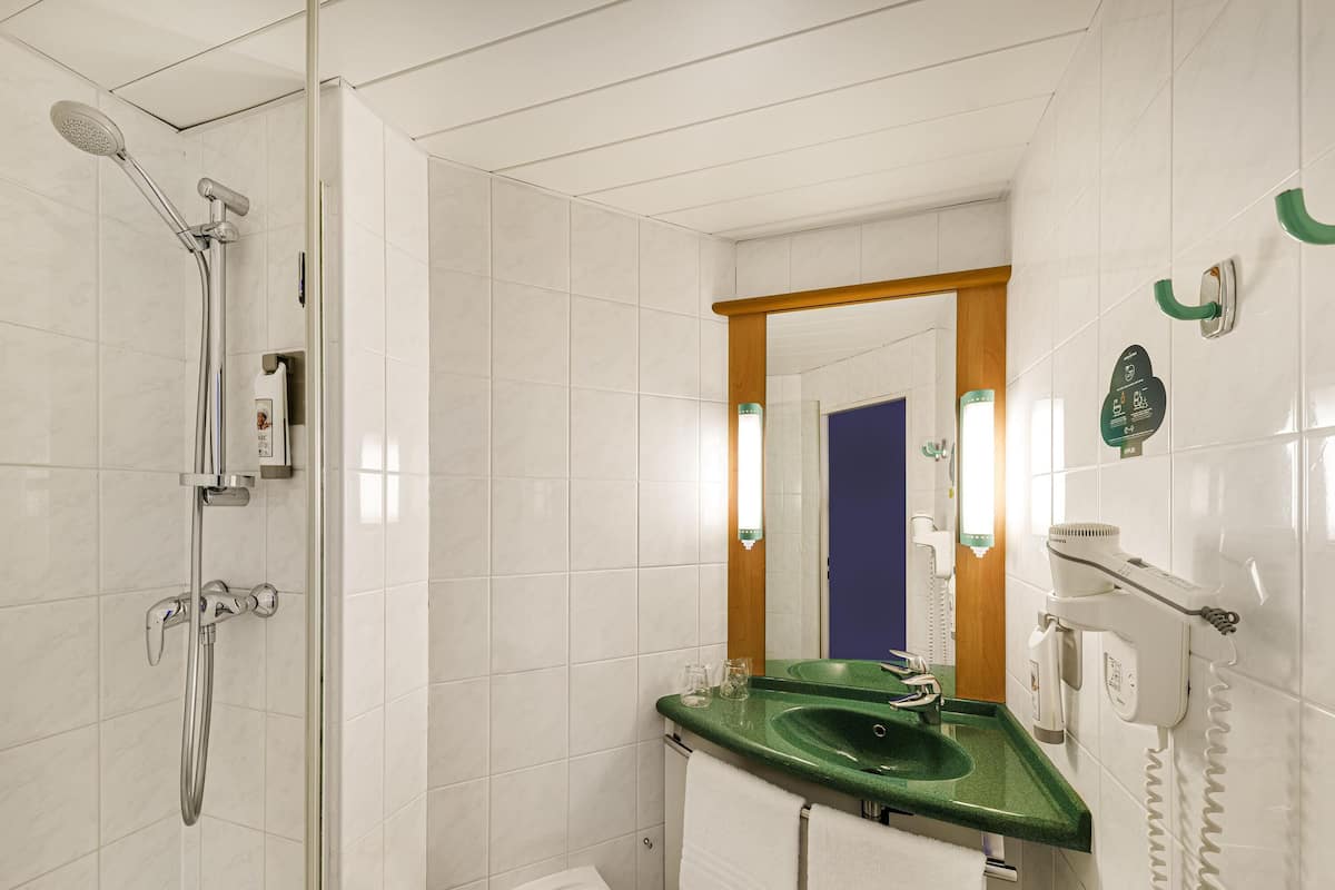 Suihku, ympäristöystävälliset hygieniatuotteet, hiustenkuivaaja