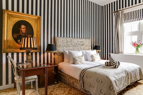 客房内保险箱、办公桌、熨斗/熨板、免费 WiFi