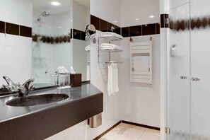 标准双人房, 露台 | 浴室 | 淋浴设施、免费洗浴用品、吹风机、毛巾