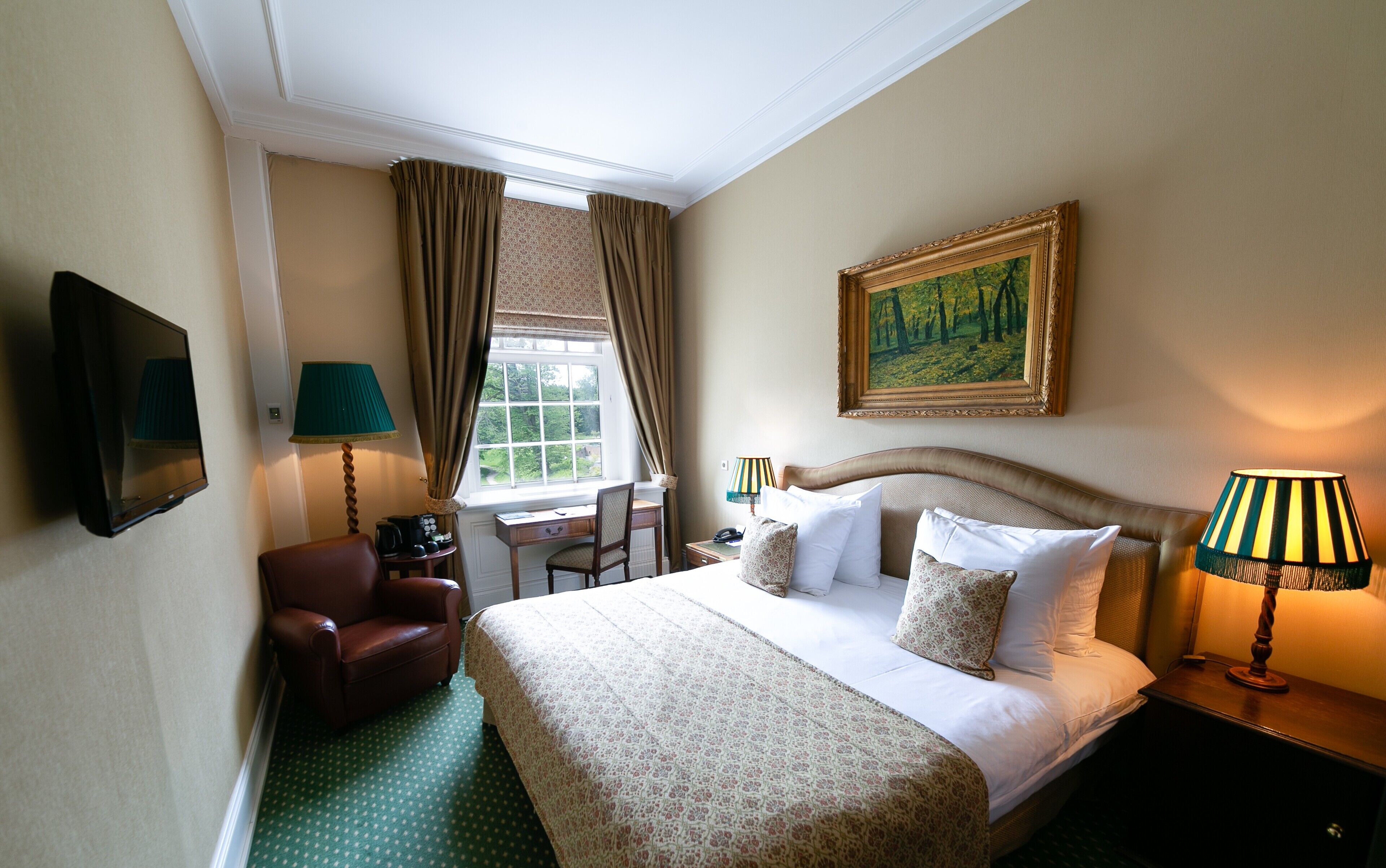 经典双人房 | 客房内保险箱、办公桌、熨斗/熨板、免费 WiFi