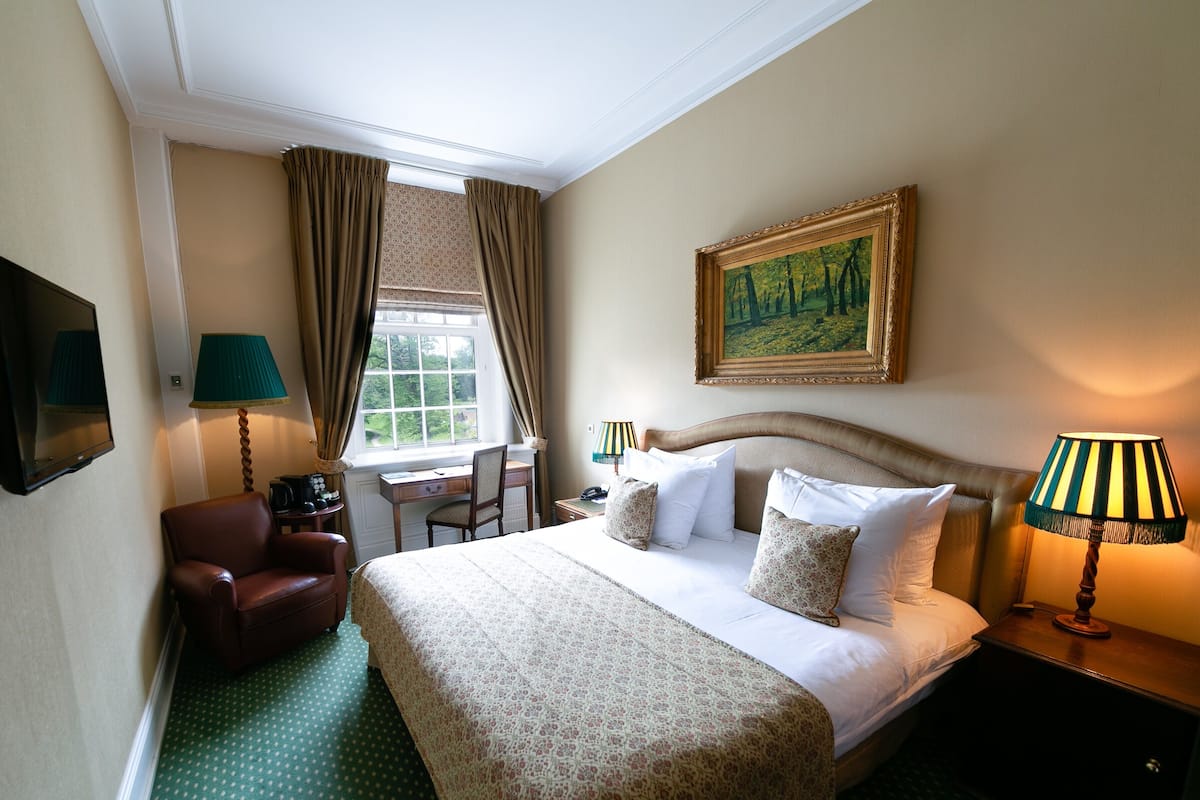 Classic Double Room | In-room safe, desk, iron/ironing board (on request), free WiFi