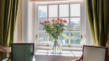 Rom – deluxe | Safe på rommet, skrivebord, strykejern/-brett og wi-fi (inkludert)