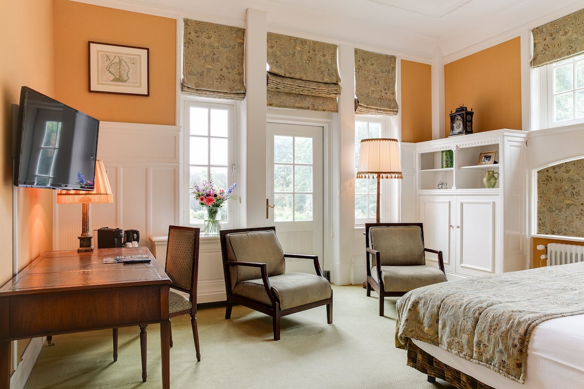 in-room safe, desk, iron/ironing board, free wifi