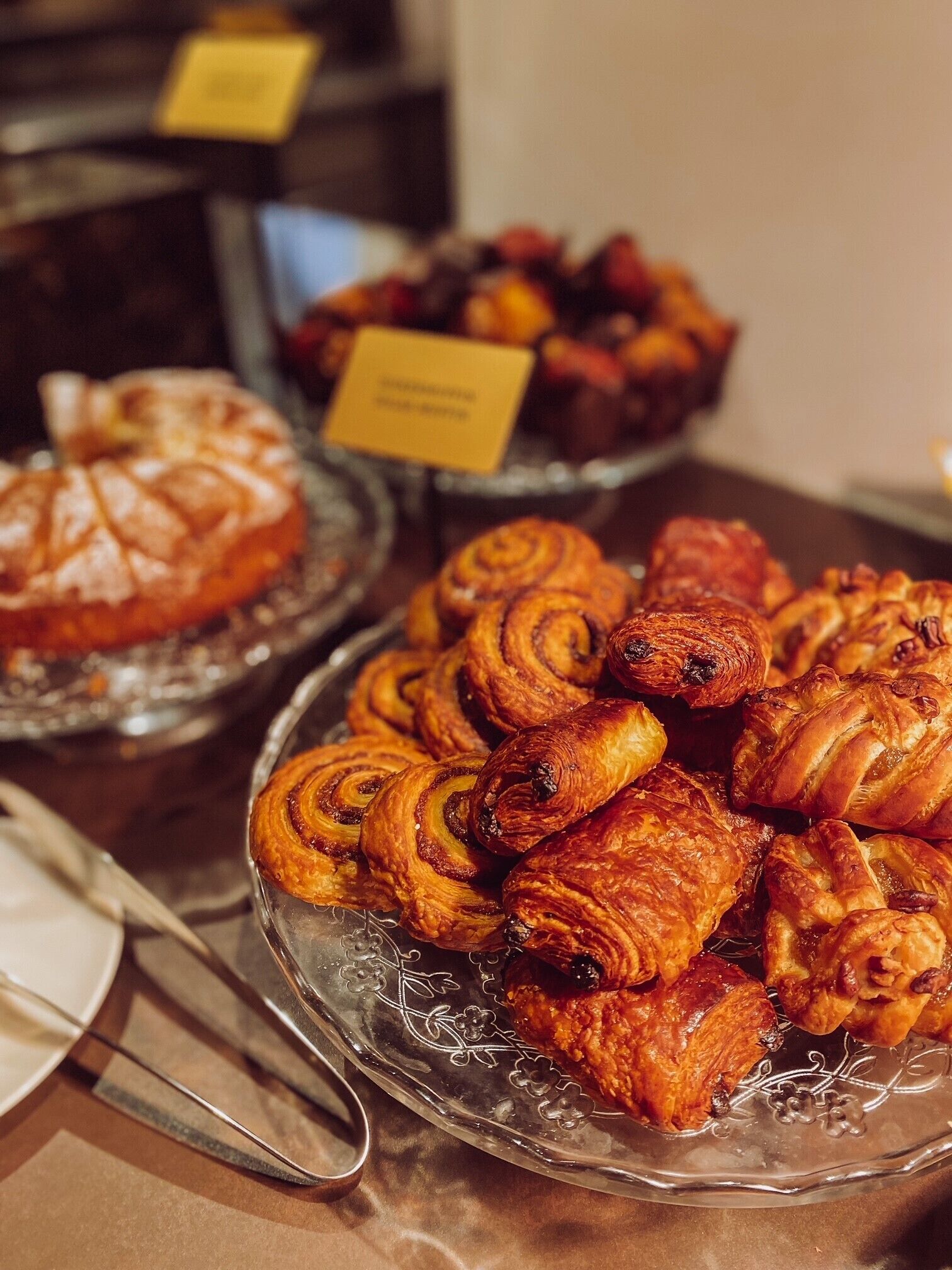 lunch, dinner served; french cuisine, garden views