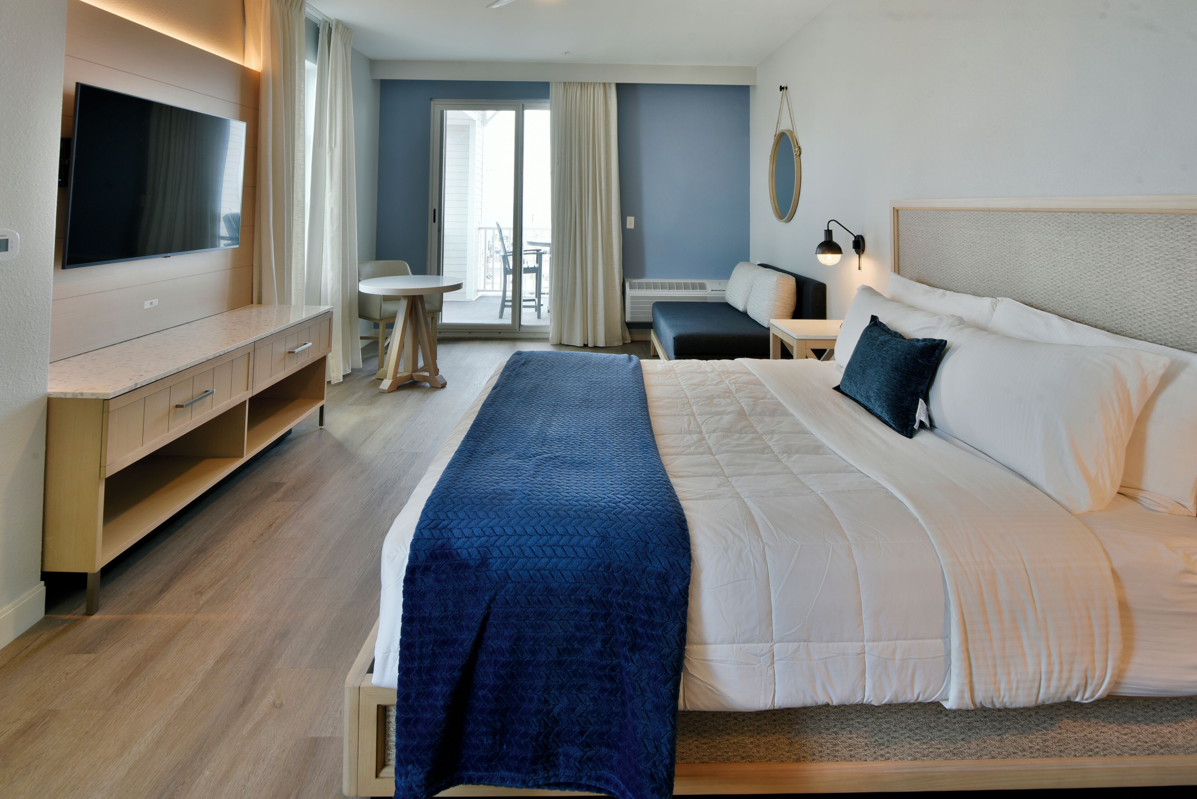 Habitación estándar, 1 habitación, balcón, sobre el agua | Caja de seguridad en la habitación y decoración personalizada 