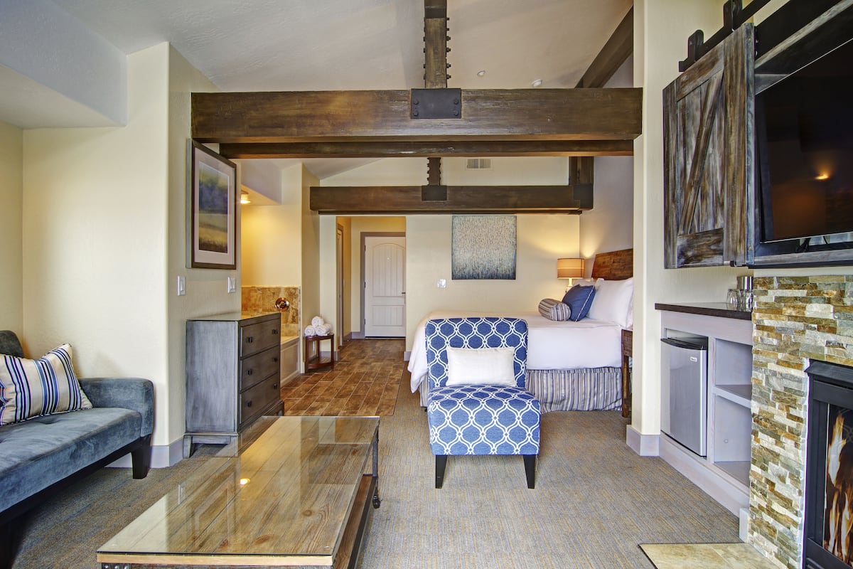 Flat-screen TV, fireplace