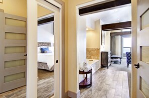 Suite Deluxe, 1 cama King size, vista al océano (Pigeon Point) | Tabla de planchar con plancha, wifi gratis y ropa de cama 