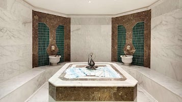 Espace de soins pour les couples, sauna, bain Ă remous, hammam