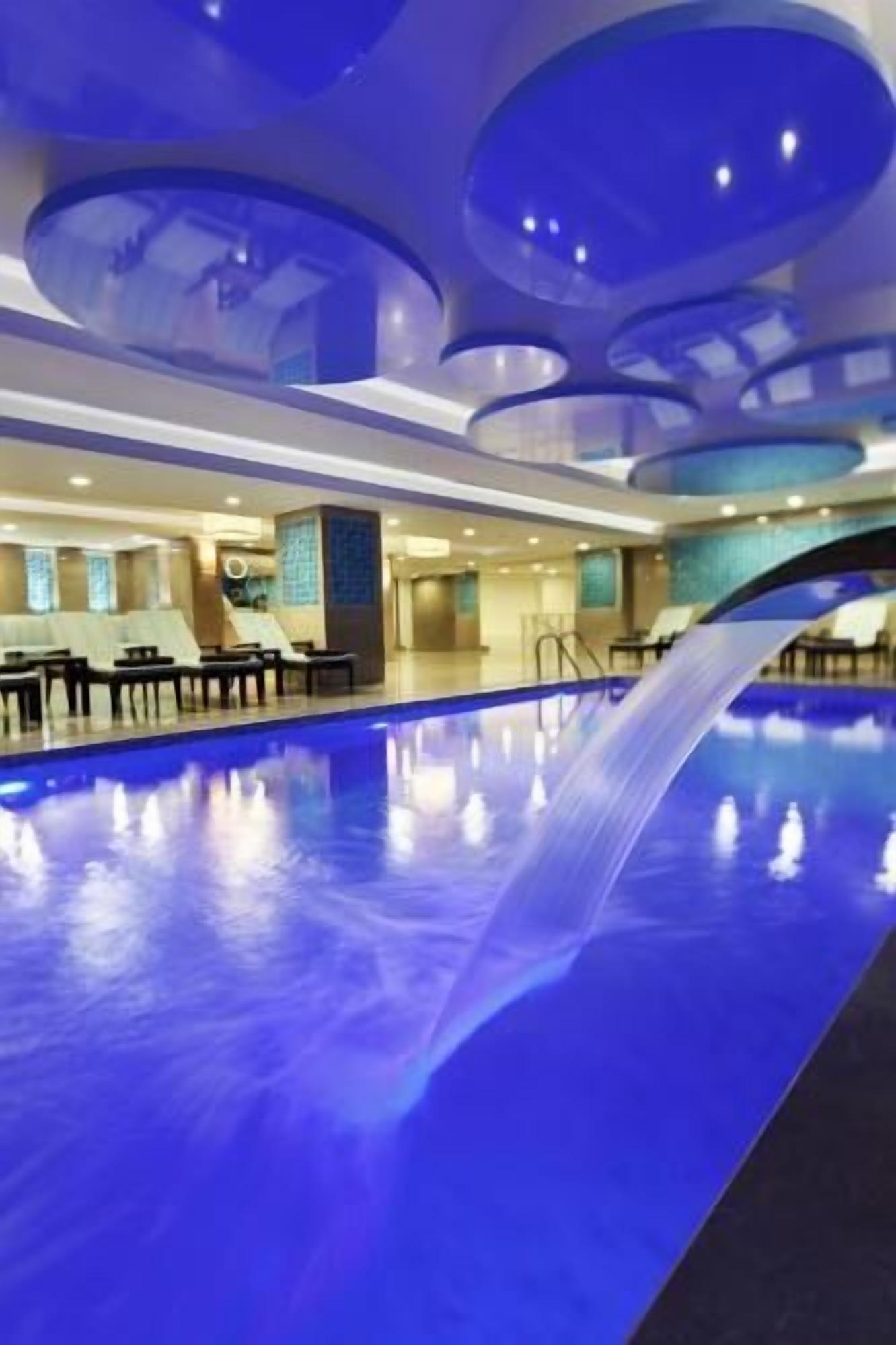 Kolam renang | Kolam renang indoor dan kolam renang outdoor, dengan payung kolam renang