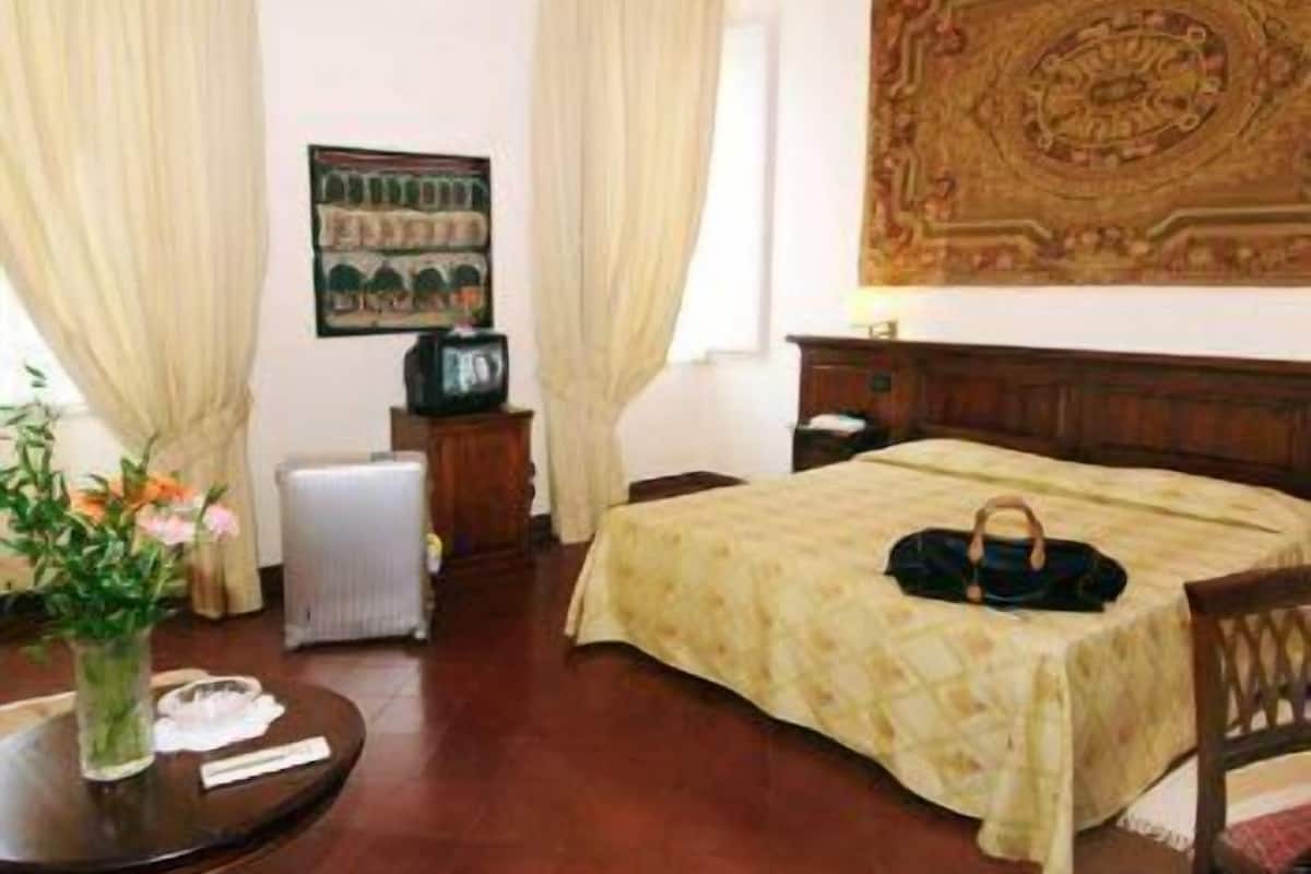Standard Double or Twin Room | In-room safe, desk, soundproofing, iron/ironing board (on request)