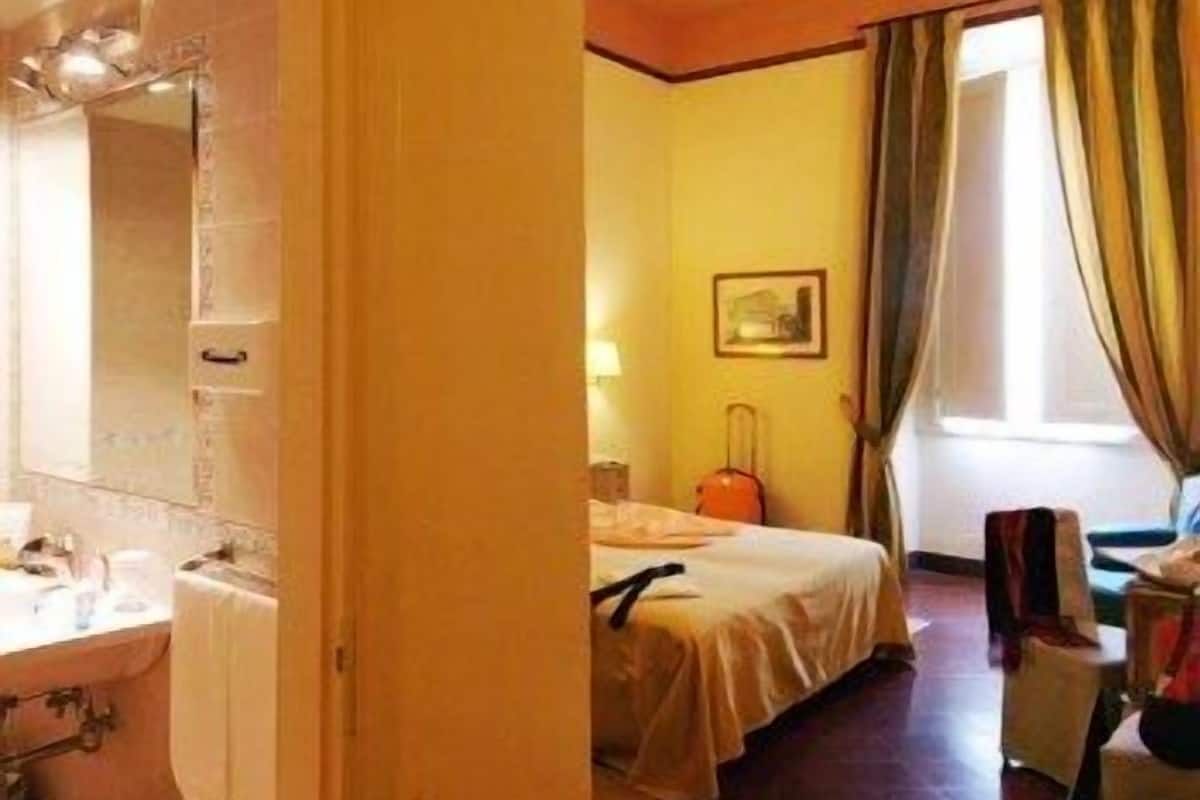 Single Room | In-room safe, desk, soundproofing, iron/ironing board (on request)