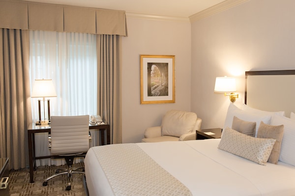 Standard Room, 1 Queen Bed | In-room safe, blackout drapes, iron/ironing board