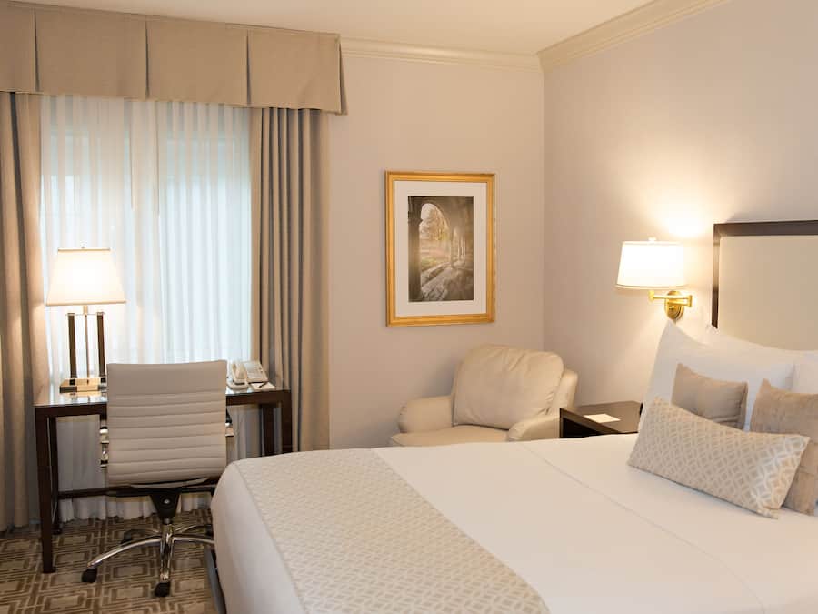 Standard-huone, 1 keskisuuri parisänky | Tallelokero huoneessa, pimennysverhot, silitysrauta/-lauta