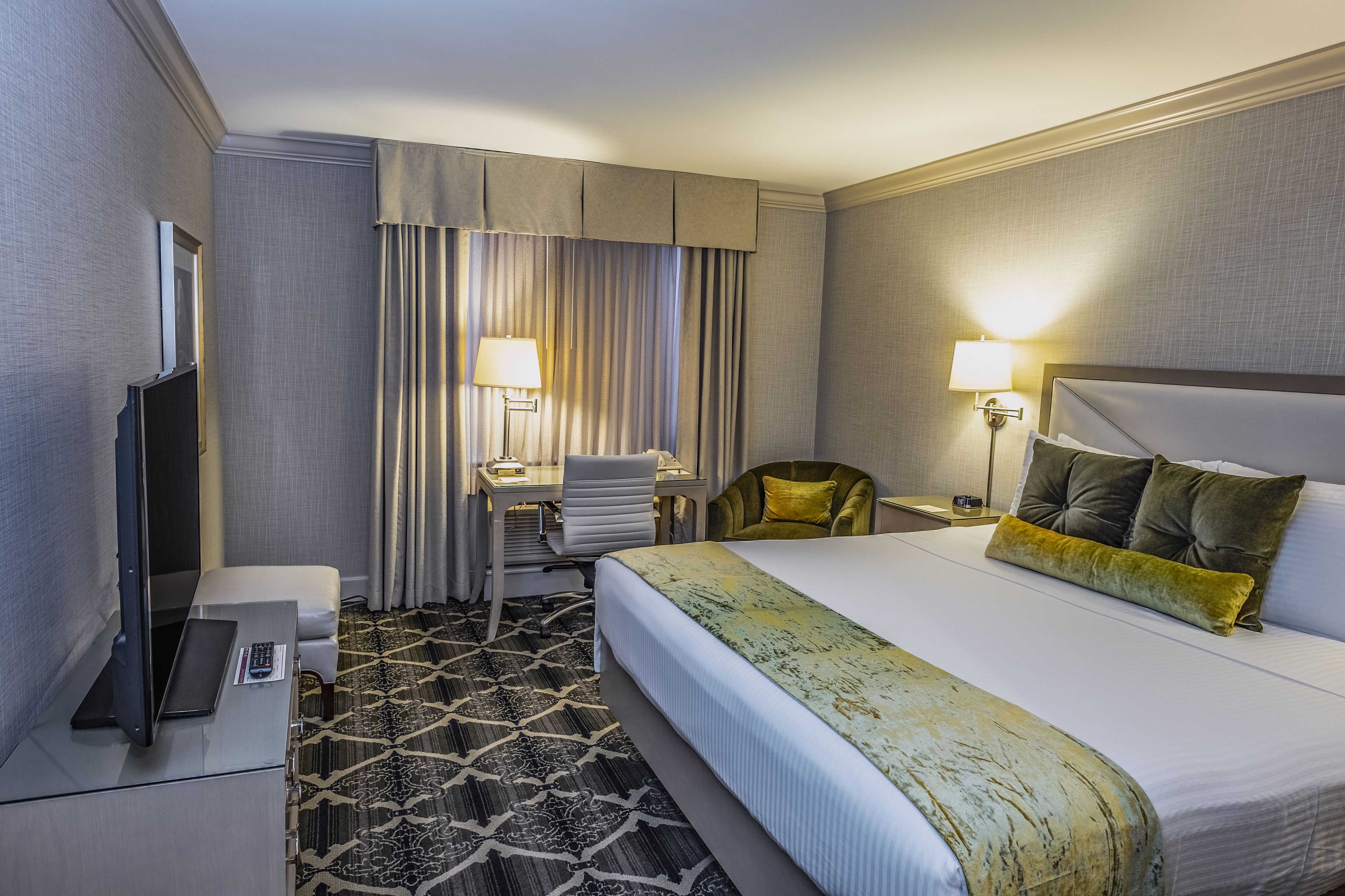 standard room, 1 king bed | in-room safe, blackout curtains, iron/ironing board