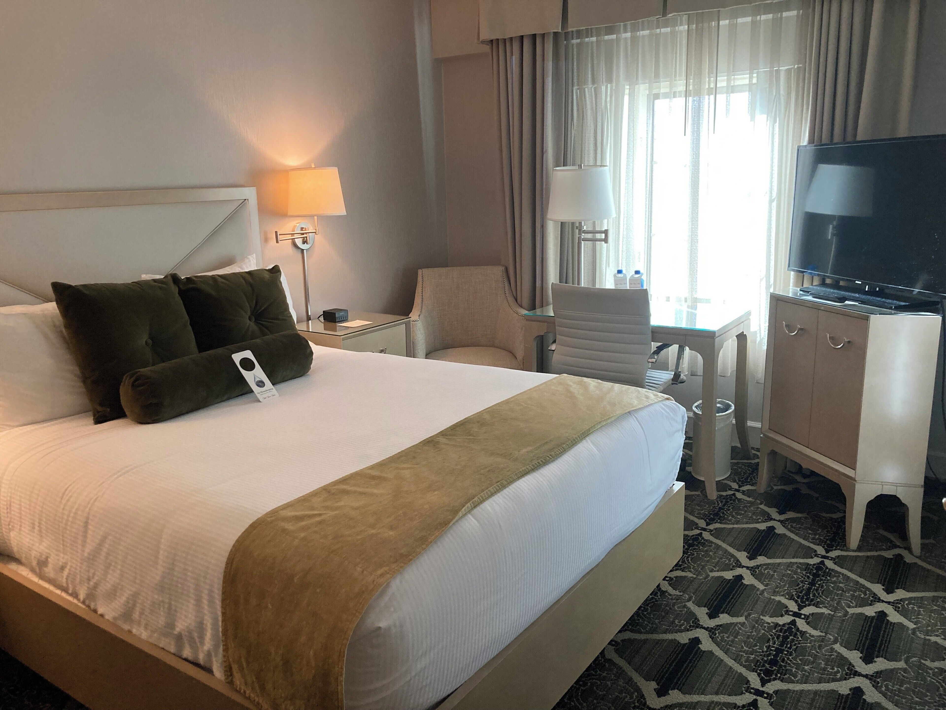 Basic Room, 1 Queen Bed | In-room safe, blackout curtains, iron/ironing board, free WiFi