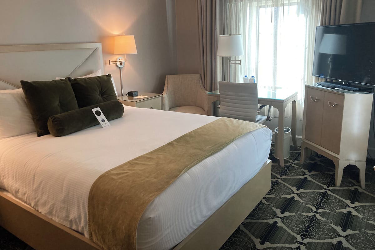 Small Queen | In-room safe, blackout drapes, iron/ironing board, free WiFi