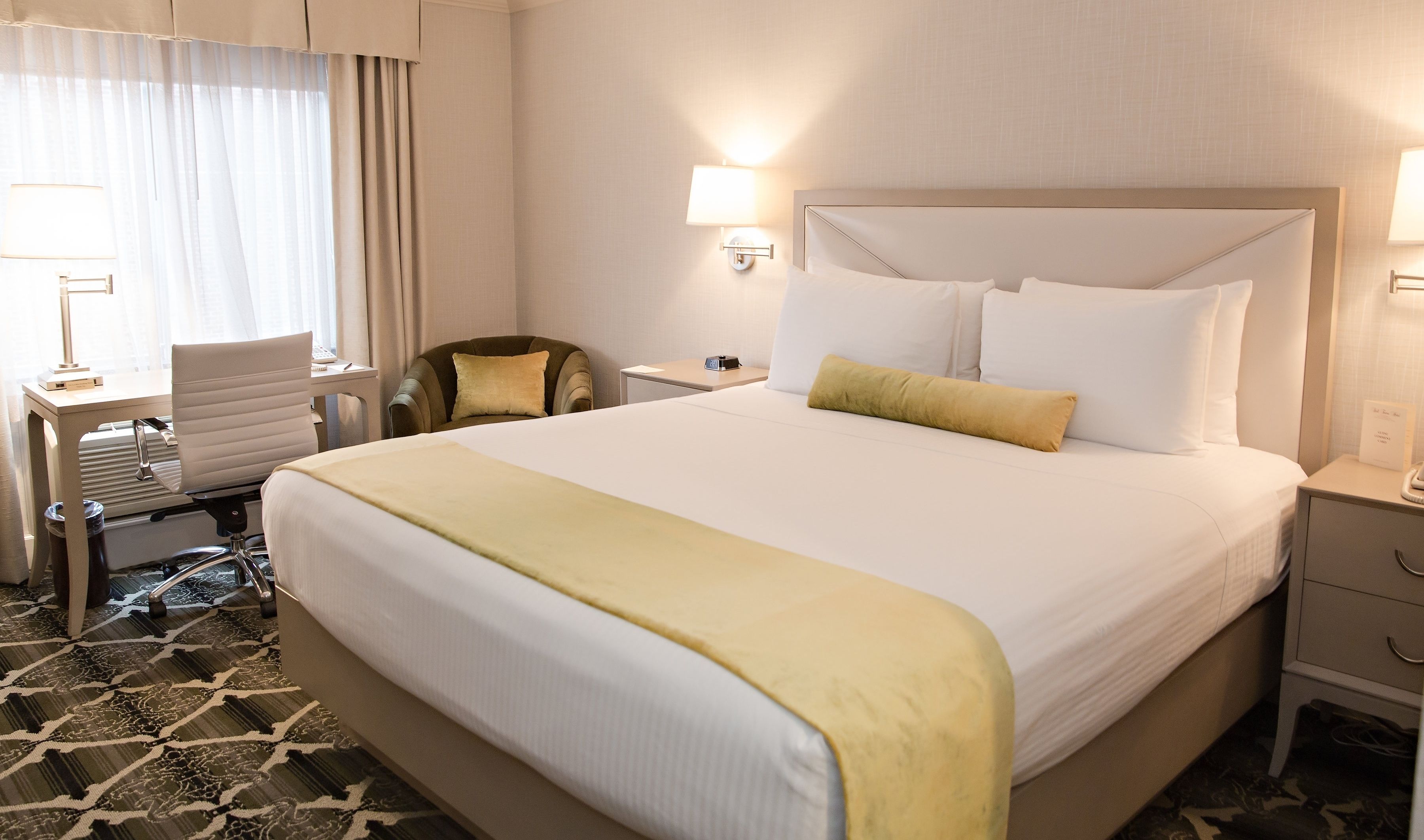 standard room, 1 king bed | in-room safe, blackout curtains, iron/ironing board