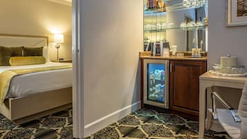 Suite, 1 cama Queen size y sofá cama, en esquina | Caja de seguridad en la habitación y cortinas blackout