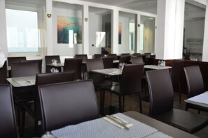 Desayuno de autoservicio diario (EUR 18.50 por persona)