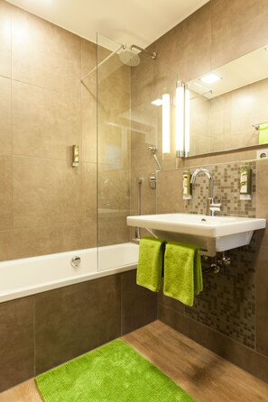 Suite familiare, 2 camere da letto, 2 bagni | Bagno | Doccia, set di cortesia gratuito, asciugacapelli, asciugamani