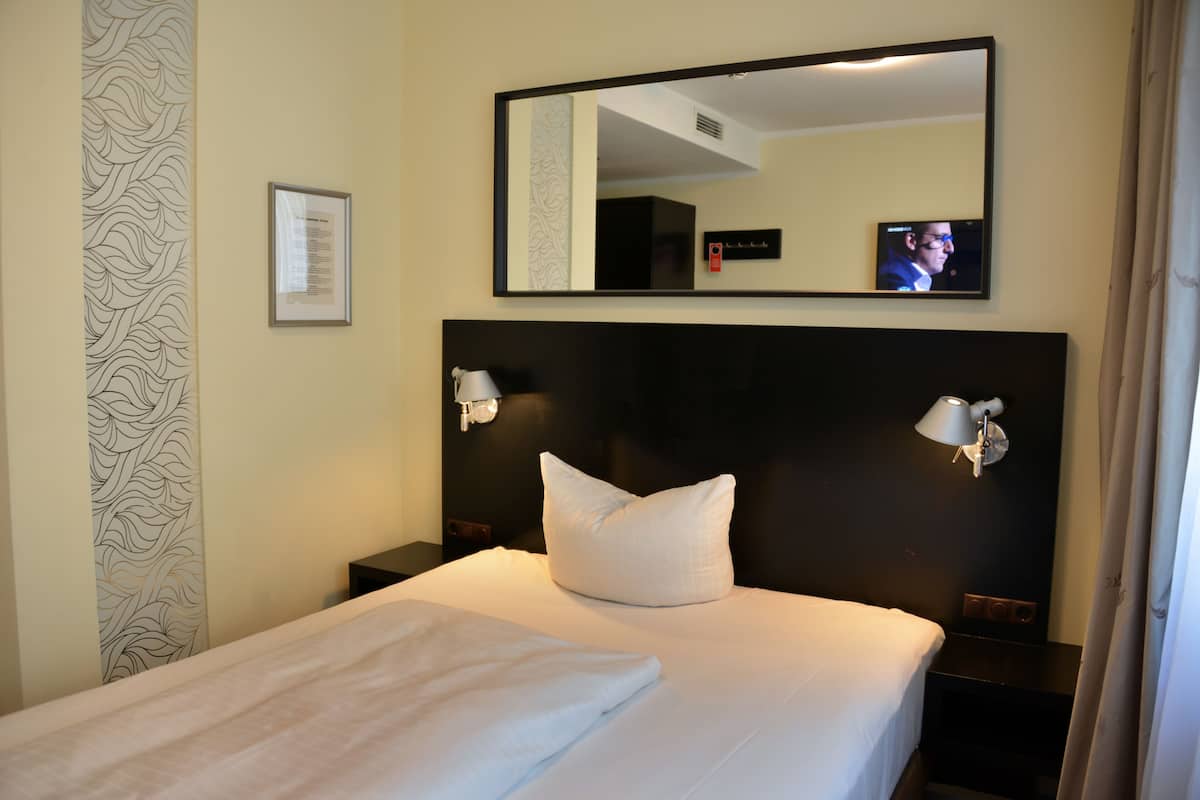 Standard Room, 1 Queen Bed | Premium bedding, down duvets, minibar, in-room safe