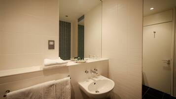 Douche, articles de toilette gratuits, sèche-cheveux