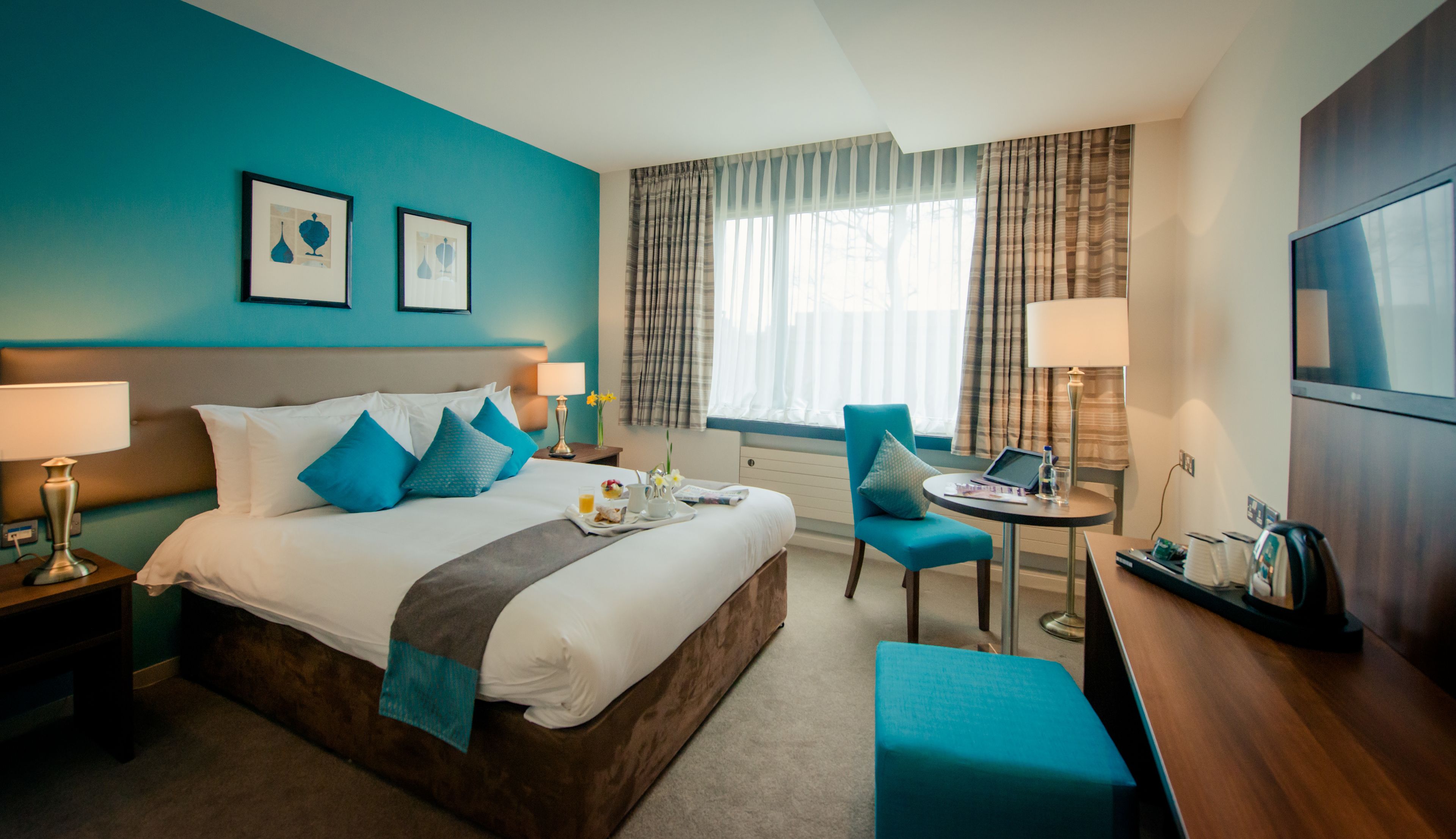 خزنة داخل الغرفة ومكتب ومكواة/لوح كي وأسرّة أطفال/رضّع (مجانًا)