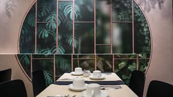 Sarapan bufet setiap hari (EUR 21 seorang)