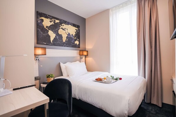 In-room safe, blackout drapes, iron/ironing board, free WiFi - Hôtel Univers (Nice)